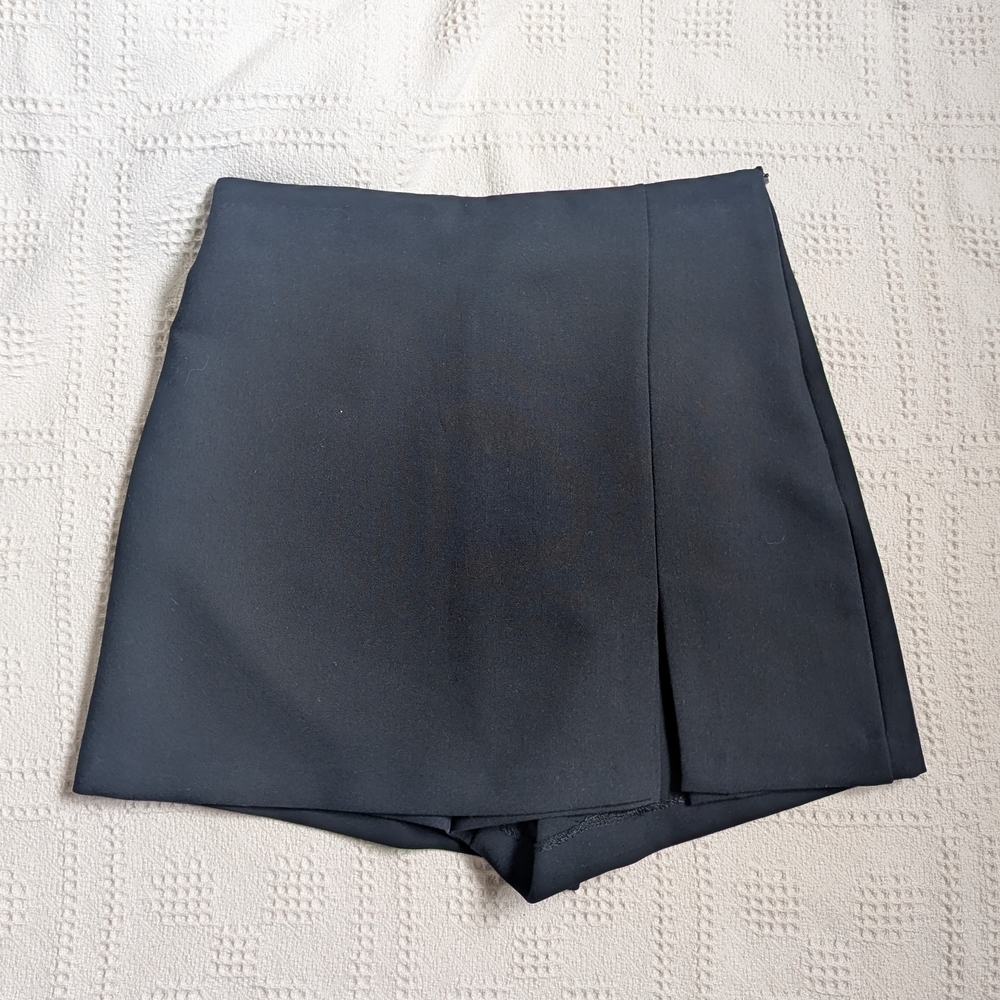 black skort with notch